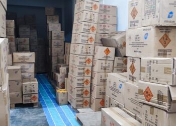 SEBAHAGIAN mercun dan bunga api yang dirampas dalam serbuan di sebuah rumah kedai di Tanjung Rambutan, Ipoh kelmarin. - UTUSAN/IHSAN PDRM