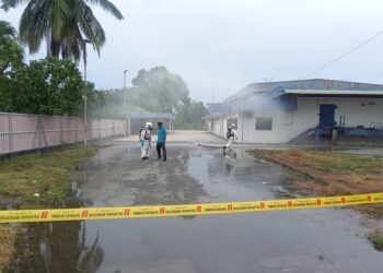ANGGOTA Hazmat Kulim Hi Tech membuat pemeriksaan di kawasan kilang ais yang mengalami kebocoran gas ammonia di Kuala Kedah, Alor Setar di sini.