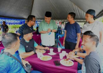 SHAHIDAN Kassim (dua dari kiri) beramah mesra bersama anak muda di Kampung Guring Tengah, Pauh, Perlis, semalam. - UTUSAN/IZLIZAN OTHMAN