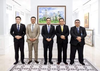 ONN HAFIZ GHAZI mengadakan pertemuan dengan Konsulat Jeneral Republik Indonesia di Johor Bahru, Sigit Suryantoro Widiyanto.