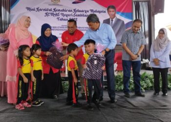 MOHAMAD Hasan menyampaikan hadiah pertandingan yang dianjurkan sempena Mini Karnival Kemahiran Keluarga Malaysia Kemas Negeri Sembilan di Rantau dekat Seremban semalam. -UTUSAN/NAZARUDIN SHAHARI