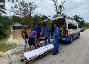 ANTARA operasi menyelamatkan mangsa akibat banjir kilat yang berlaku di beberapa daerah di Johor, semalam.