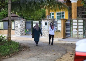 USAHA pengamal media di negeri ini untuk menemui Azie dan keluarga menemui jalan buntu apabila rumahnya di Kampung Semat Jal, Tumpat, Kelantan berkunci.-UTUSAN/KAMARUL BISMI KAMARUZAMAN