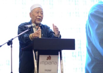 HASHIM Jasin berucap pada Majlis Makan Malam dan Dana PRU-15 Pas Perak di Ipoh semalam. - UTUSAN/MUHAMAD NAZREEN SYAH MUSTHAFA