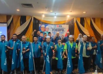 WAN Zikri Afthar Ishak (belakang, kiri) bersama Mohd. Shukri Ramli (belakang, tiga dari kiri) bergambar bersama pimpinan PN Kawasan Arau di Putra Regency Hotel, Kangar, Perlis hari ini.-UTUSAN/SYED AZLAN SAYID HIZAR
