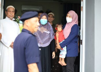 ROSNAZIRAH Mohd. Naim (kanan) bersama keluarga di rumah mentuanya di Kota Bharu, Kelantan hari ini.-UTUSAN/KAMARUL BISMI KAMARUZAN