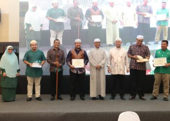 RAZMAN Zakaria (tiga dari kanan) bersama pemimpin Pas pada Majlis Makan Malam dan Dana PRU-15 Pas Perak di Ipoh semalam. - UTUSAN/MUHAMAD NAZREEN SYAH MUSTHAFA