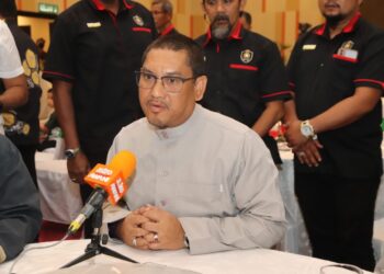 AHMAD Faizal Azumu dalam sidang akhbar pada Majlis Makan Malam dan Dana Pilihan Raya Umum (PRU-15) Pas Perak di Ipoh semalam. - UTUSAN/MUHAMAD NAZREEN SYAH MUSTHAFA