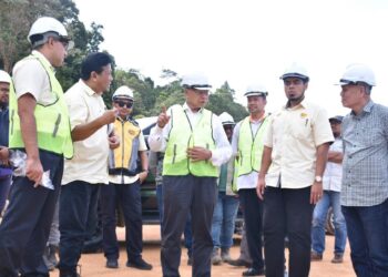MUSTAPA Mohamed (tengah) melawat tapak projek CSR di sempadan Merapoh-Gua Musang, Kelantan, semalam. - UTUSAN/AIMUNI TUAN LAH