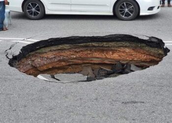 SEBUAH lubang besar terbentuk akibat jalan mendap di Jalan Bagan Lalang, Butterworth, Pulau Pinang petang semalam yang mengundang kebimbangan orang ramai.