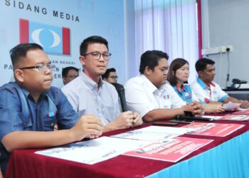 TAN  Kar Hing (dua dari kiri) pada sidang akhbar mengenai Himpunan Harapan Perak Bangkit di Pejabat PKR Perak di Ipoh hari ini. - UTUSAN/MUHAMAD NAZREEN SYAH MUSTHAFA