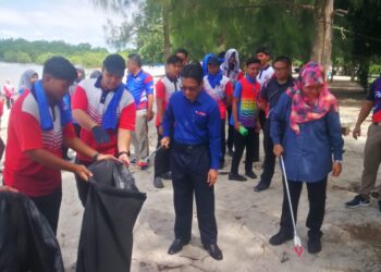 MOHD. Suffian (tiga dari kiri) turut sama mengutip sampah bersama sukarelawan pada Program Pembersihan Pantai Bagi Kempen Bebas Plastik di Pantai Kelanang hari ini.-UTUSAN/
ABDUL RAZAK IDRIS