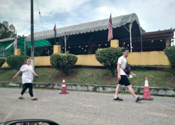 BAPA dan ibu kanak-kanak berusia tiga tahun yang maut akibat didera di Taman Skudai, Johor Bahru kelmarin menunggu proses bedah siasat selesai di Rumah Mayat HSA, Johor Bahru.