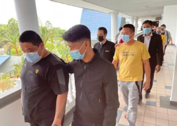 DUA tertuduh diiring keluar anggota SPRM selepas mengaku bersalah di Mahkamah Sesyen, Ayer Keroh, Melaka atas pertuduhan memberi suapan kepada ejen TNB.