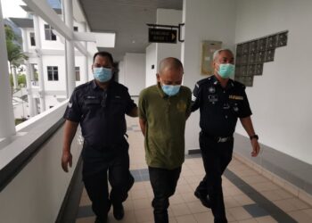 MOHD. KHAIRIL Rahmat mengaku bersalah di Mahkamah Majistret, Ayer Keroh, Melaka atas pertuduhan mencabul dan mencuri motosikal kekasihnya. - UTUSAN/MUHAMMAD SHAHIZAM TAZALI