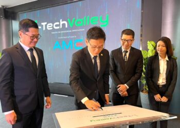 LEE TING HAN menyempurnakan Majlis Perasmian AME Elite Consortium Bhd's i-TechValley di SiLC Fasa 3, Kulai, di sini semalam.