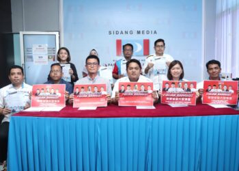 MOHAMED Hairul Amir Sabri (depan, tengah) pada sidang akhbar mengenai Himpunan Harapan Perak Bangkit di Pejabat PKR Perak di Ipoh hari ini. - UTUSAN/MUHAMAD NAZREEN SYAH MUSTHAFA