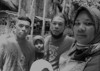 GAMBAR kenangan Adam Iskandar Shah Rizal (kiri) bersama ibu-bapa dan dua adik perempuannya yang dirakam baru-baru ini sebelum dia meninggal dunia di sekolahnya di SMK Sungai Pasir Kechil, Sungai Petani di sini.