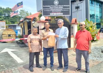 DR. Ismail Salleh (dua dari kanan) bersama Asmirul Anuar Aris (dua dari kiri) menunjukkan fail berisi dokumen untuk diserahkan kepada SPRM sebelum membuat laporan di Pejabat SPRM Kedah di Alor Setar, hari ini. -UTUSAN/MOHD RAFIE AZIMI