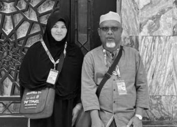 ADNAN Mamat meninggal dunia dalam pesawat ketika dalam perjalanan pulang dari Arab Saudi ke tanah air, hari ini.