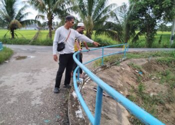 RAMZI menunjukkan lokasi mangsa jatuh di tali air Kada di Kampung Kasar,Pasir Mas, Kelantan hari ini.-UTUSAN/ROHANA MOHD.NAWI