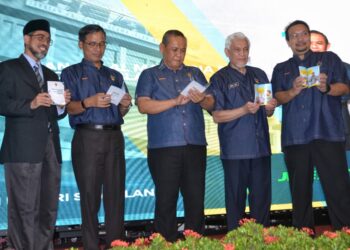 AMINUDDIN Harun (tengah) ketika melancarkan Direktori Usahawan Kotej Halal Negeri Sembilan  pada Majlis Penyampaian Sijil Pengesahan Halal Malaysia dan Ramah Mesra Menteri Besar Bersama Usahawan Kotej Halal Negeri Sembilan di Seremban. - UTUSAN/ZAKKINA WATI AHMAD TARMIZI