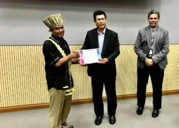 DR. Nik Hisamuddin Nik Ab. Rahman (tengah) menyampaikan sijil kepada peserta Orang Asli sambil diperhatikan Ketua Pengarah Projek Pusat Kesejahteraan  USM - Pos Balar, Gua Musang, Profesor Madya Dr. Shaik Farid Abdul Wahab (kanan) di  HUSM, Kubang Kerian, Kelantan hari ini.-UTUSAN/ROSLIZA MOHAMED