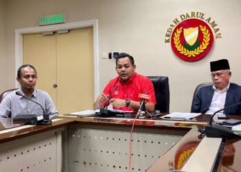 MOHD. Firdaus Ahmad (tengah) bersama Najmi Ahmad (kanan) dan Ainol Zulkarnain Zainal Abidin pada sidang akhbar selepas mengadakan pertemuan berhubung kontroversi konsert pada Festival Mingguan Muda-Mudi di Wisma Darul Aman, Alor Setar di sini.