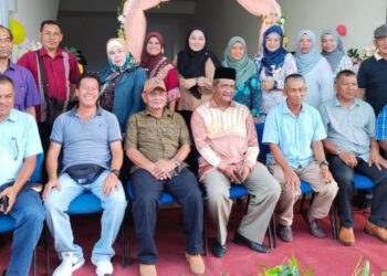 JAMALUDDIN Mohd. Radzi (duduk, tengah) bersama penyokongnya ketika majlis pembukaan pusat khidmat di Taman Slim Mutiara dekat Tanjung Malim baru-baru ini.