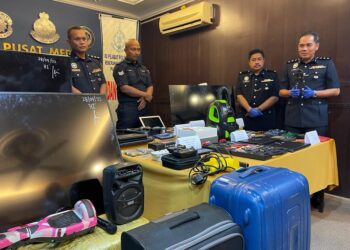 MOHD. Radzi Ahmad menunjukkan antara barangan yang dirampas daripada 'Geng Mawar' yang aktif melakukan jenayah pecah rumah dalam sidang akhbar di IPD SPU, Butterworth, Pulau Pinang hari ini. - UTUSAN/SITI NUR MAS ERAH AMRAN