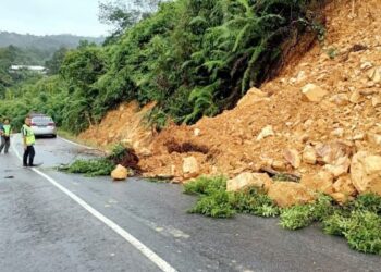 Tanah runtuh menutupi separuh Jalan Entabai, Julau. 
–UTUSAN/COWEN LINCH