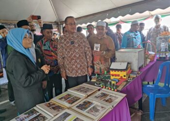 DR. Ahmad Samsuri Mokhtar melawat salah sebuah gerai pameran selepas merasmikan   Program Pembudayaan Kehidupan Bersyariat Negeri Terengganu di Kampung Seberang Takir, Kuala Nerus, Terengganu, hari ini. - UTUSAN/ZAID MOHD. NOOR