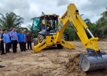 AMINUDDIN Harun menyempurnakan simbolik sempena Majlis Pecah Tanah Lot Kediaman Harapan Generasi Baru Felda di Felda Palong 12, Jempol hari ini- UTUSAN/NOR AINNA HAMZAH