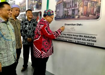 MOHD. Amar  Nik Abdullah (kanan) menandatangani plak pada Majlis Perasmian Pusat Komuniti Tumpat Majlis Daerah Tumpat (MDT) di Jalan Hilir Pasar, Tumpat, Kelantan hari ini.-UTUSAN/ROSLIZA MOHAMED
