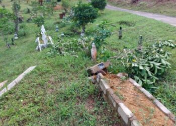 BATU nisan mengalami kerosakan selepas disondol babi hutan di Tanah Perkuburan Mukim Peralla, Tanah Merah, Kelantan.UTUSAN/ROSALWANI CHE SOH