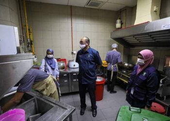 OPERASI Pematuhan Penggunaan Produk Biodegradasi Dan Kebersihan Premis Makanan oleh PPj di sekitar pusat beli Alamanda, Putrajaya.