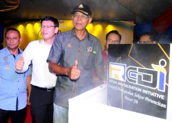 ROSOL Wahid melancarkan perasmian REDI  Inisiatif Pendigitalan Sektor Peruncitan Bazar JB di Bazar Karat, Johor Bahru disini. -UTUSAN/RAJA JAAFAR ALI