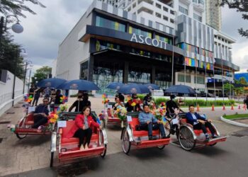 SEBAHAGIAN daripada pengayuh beca pada program CSR bersama pengurusan Ascott Gurney Penang di Persiaran Gurney, George Town, Pulau Pinang hari ini.