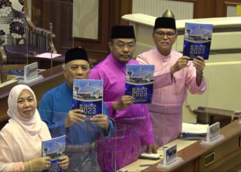 WAN ROSDY Wan Ismail (kanan) menunjukkan buku Bajet Pahang 2023 pada Sidang Dewan Undangan Negeri (DUN) di Wisma Sri Pahang di Kuantan, Pahang. - UTUSAN/NORHAFIZAN ZULKIFLI