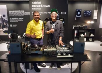 A. PATHMALINGAN (kiri) bersama seorang DJ ketika ditemui pada majlis pelancaran koleksi OBEGRÄNSAD di IKEA cawangan Batu Kawan, Pulau Pinang baru-baru ini.