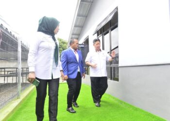 AZJURIYANTI Azlan (kiri) bersama Idris Mohd. Salleh (kanan) dan Presiden Kontraktor Bumiputera Malaysia, Datuk Azman Yusoff (tengah) melawat Rumah Generasi Malaysia di Kuantan, Pahang. - UTUSAN/SHAIKH AHMAD RAZIF