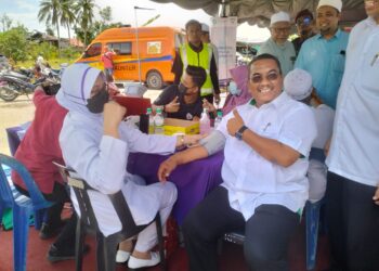 MUHAMMAD Sanusi Md. Nor melakukan pemeriksaan kesihatan selepas merasmikan  Penutup Program Jelajah Kedah Sejahtera di pekarangan Masjid Nurul Ihsan, Langgar di sini. -UTUSAN/MOHD. RAFIE AZIMI