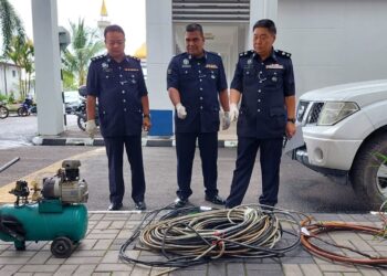 LEE CHONG CHERN (kanan) melihat sebuah mesin kompresor dan gulungan wayar yang dirampas semula susulan kejadian pecah masuk sebuah kilang membuat skru di Simpang Ampat, SPS, Pulau Pinang baru-baru ini.