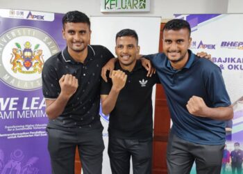 KEMBAR tiga, Mohamed Azmin Dawlath Mohamed (kanan), Mohamed Azrul (tengah) dan Mohamed Azwan teruja kerana berjaya melanjutkan pengajian di USM, Pulau Pinang. - UTUSAN/IQBAL HAMDAN