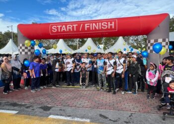 AZLAN Man (lapan dari kanan) mengikuti acara Fun Walk yang dianjurkan bersempena Majlis Sambutan Hari Sukan Negara 2022 Peringkat Negeri Perlis di Dataran Dato Sheikh Ahmad, Kangar, Perlis hari ini. - UTUSAN/ASYRAF MUHAMMAD