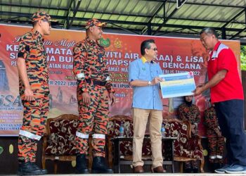 AZIZAN Sulaiman (tiga dari kanan) dan Ruhisha Haris (dua dari kiri) pada majlis Pelancaran Majlis Keselamatan Aktiviti Air (MKAA) di Pusat Rekreasi Bukit Ayer, Kangar Perlis hari ini. - UTUSAN/ASYRAF MUHAMMAD