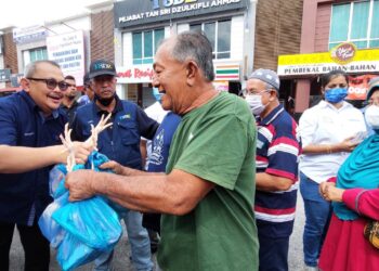 DZULKIFLI Ahmad menyerahkan ayam percuma kepada penduduk sekitar kawasan Parlimen Tasek Gelugor di hadapan pejabatnya di Pusat Perniagaan Pokok Sena, Pulau Pinang hari ini.