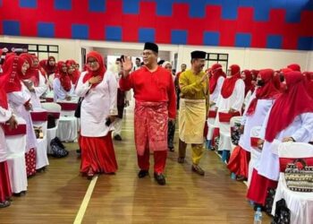 JEFRIDIN Atan bersama perwakilan Wanita UMNO Bahagian Tanjung Piai merasmikan Persidangan Perwakilan Wanita UMNO Bahagian Tanjung Piai di Pekan Nanas, Pontian.