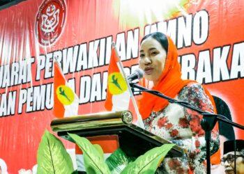 NOORYANA Najwa Najib berucap di hadapan 400 perwakilan Persidangan Perwakilan Wanita, Pemuda dan Puteri UMNO Bahagian Tangga Batu di Baitul Tariq, Klebang Permai, Melaka. - UTUSAN/AMRAN MULUP