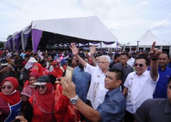 ISMAIL Sabri Yaakob ketika menghadiri Program Kenduri Sekampung Keluarga Malaysia @ Jempol di padang Sekolah Menengah Kebangsaan Felda Palong 7, Palong di Jempol hari ini. - UTUSAN/MOHD. SHAHJEHAN MAAMIN